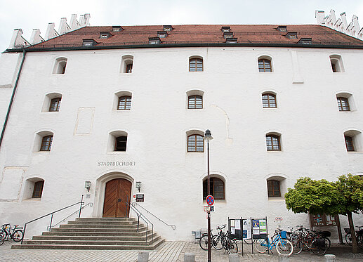 Stadtbücherei: Auf dem Foto ist die Vorderansicht der Stadtbücherei Ingolstadt, der Herzogskasten, zu sehen.